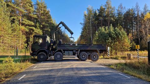 FOTO ⟩ Krievijas robežsargi ar interesi vēro barjeru uzstādīšanu Sātses zābaka teritorijā