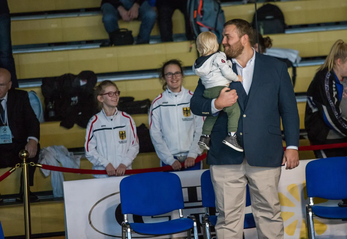 Eesti Sumoliidu vastne president Kaido Höövelson lubab pöörata rohkem tähelepanu sumo järelkasvule. Kes teab, võibolla hakkab profisumos tegusid teinud isa Kaido eeskujul Jaapani rahvusspordialaga tegelema samuti tema poeg Taar (süles).