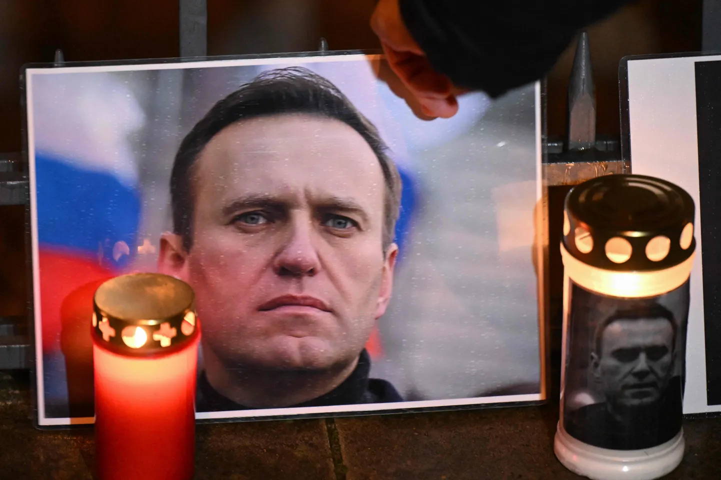 Venemaa opositsionääri Aleksei Navalnõi foto ning küünlad Vene konsulaadi ees Frankfurdis 16. veebruaril 2024. aastal.