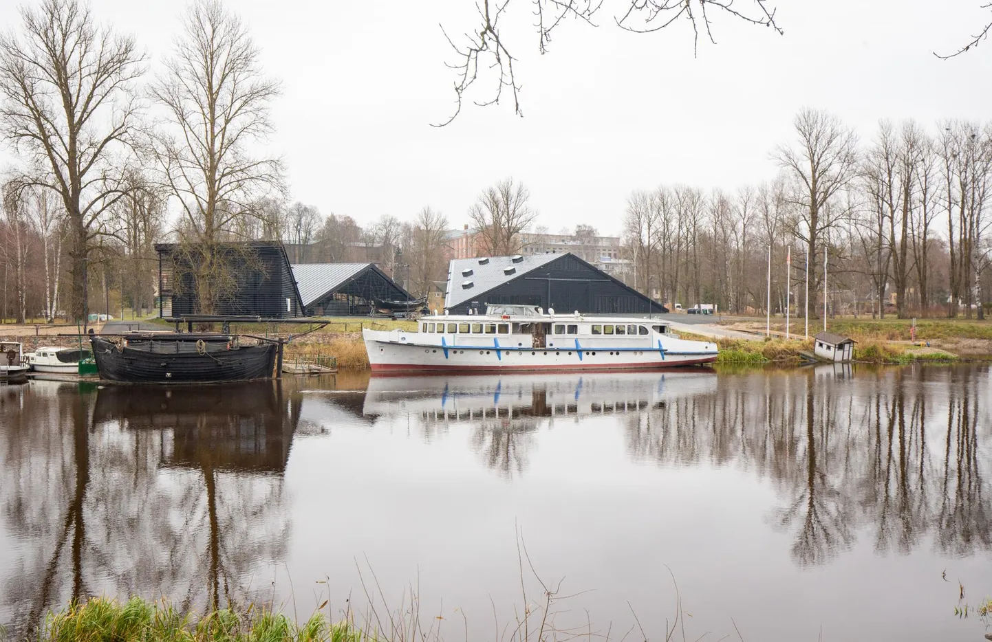 Uus lodjakoda on külastajatele avatud vaid laupäeval keskpäevast kella viieni õhtupoolikul ning ka rahvast kokku toovad üritused lõppesid seal koos suve ja uute piirangutega.