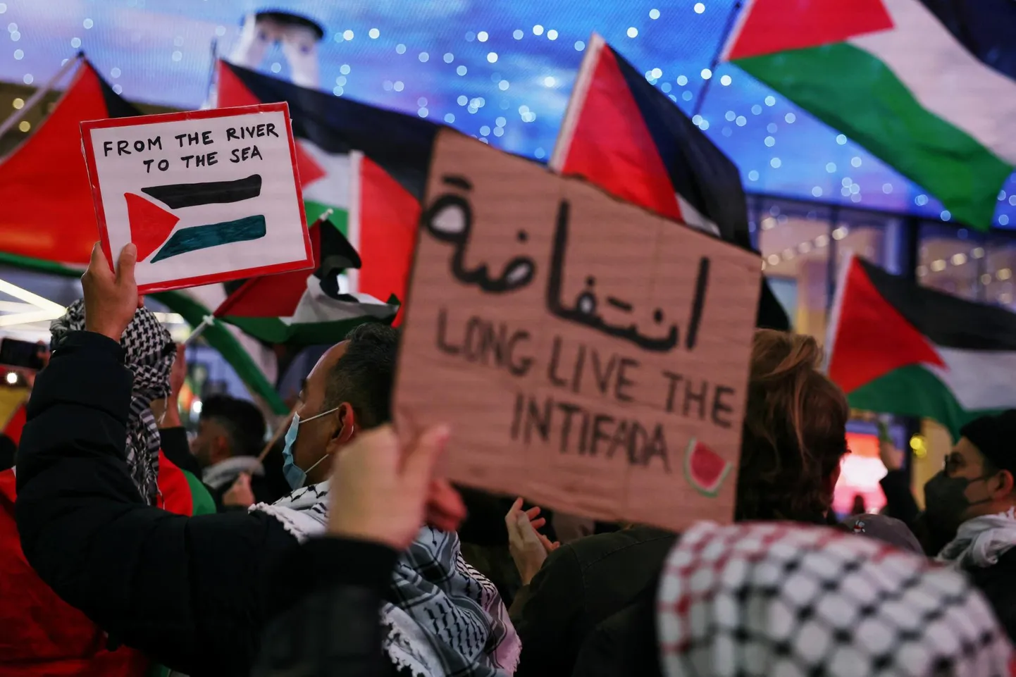 Meeleavaldus New Yorgis 18. detsembril 2023, milles soovitakse pikka iga palestiinlaste vastupanuvõitlusele ja kutsutakse üles vabastama Palestiina Iisraelist.