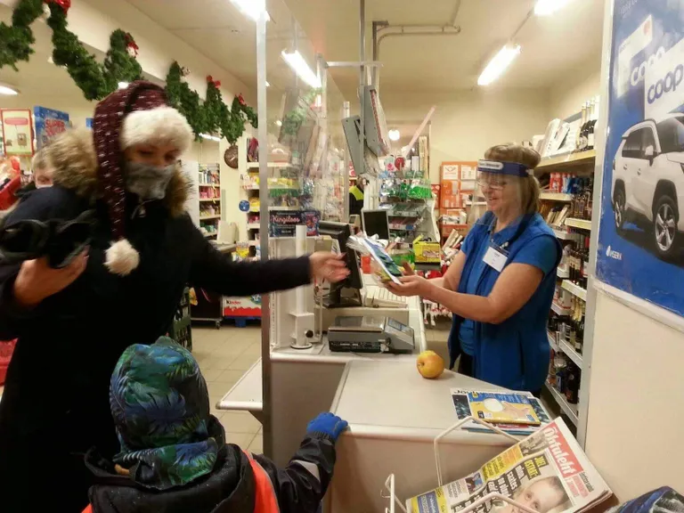 Ka Oisu poe töötajad said mudilastelt piparkoogid ja kaardi.