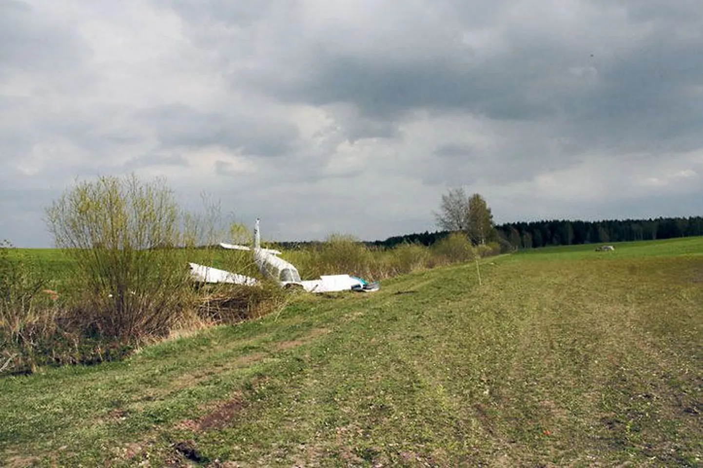 Lennuk Läti kodanikega jäi pidama põldude vahel kraavis.