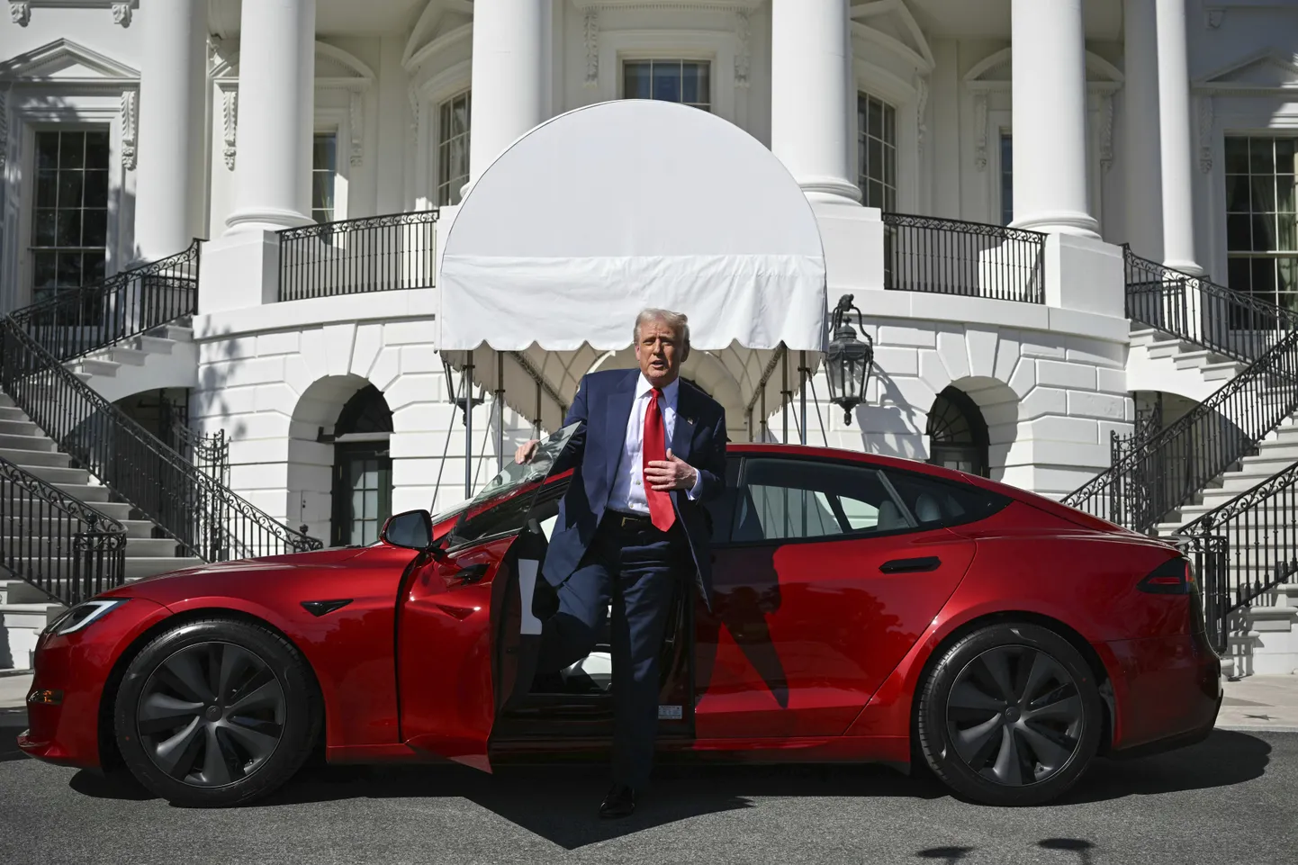 USA president Donald Trump astumas 11. märtsil Valge Maja lõunatiiva juures välja Tesla autost.