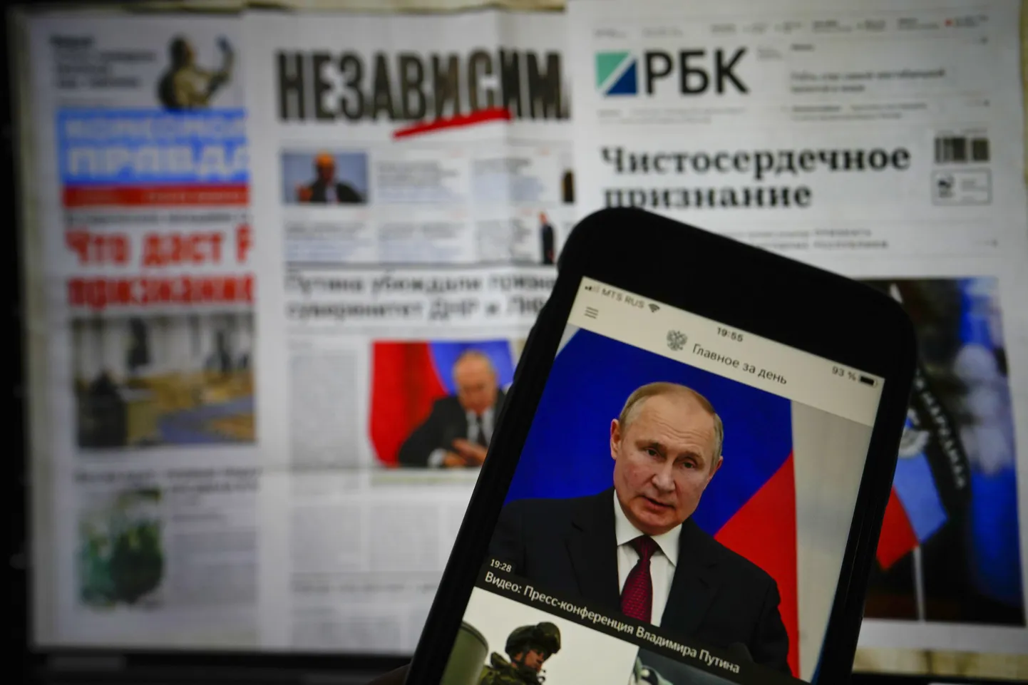 Apple´i nutitelefon iPhone on vaatamata sellele, et seda ametlikult ei müüda, endiselt Venemaal saadaval ja hindki pole kallis. Riigiametnikud aga peavad sellest lemmikmargist peagi suu puhtaks pühkima, ehkki iPhone´i äpist saab vaadata ka Vladimir Putini ametlikke teadandeid Ameerika telefoni võib siiski kasutada vabal ajal eraasjadeks.