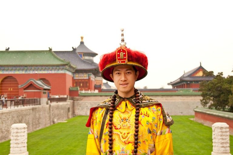 А этот молодой человек изображен уже в императорском платье манчжурской династии империи Цин, когда главным символом императора был желтый халат с драконами, а не корона