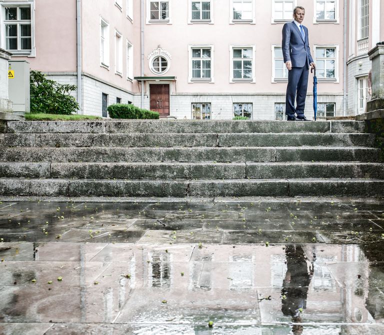 Portree vihmavarjuga (I koht). Haridusminister Jürgen Ligi presidendi roosiaias. 30. juuni. / Foto Erik Prozes