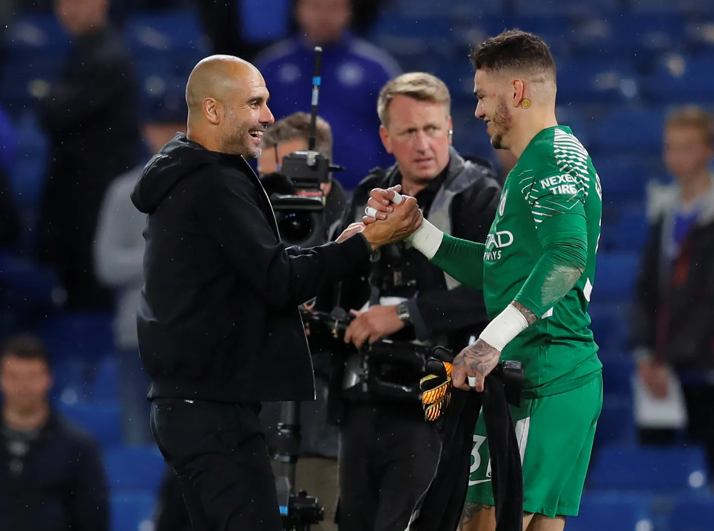 Pep Guardiola ja Ederson Moraes.