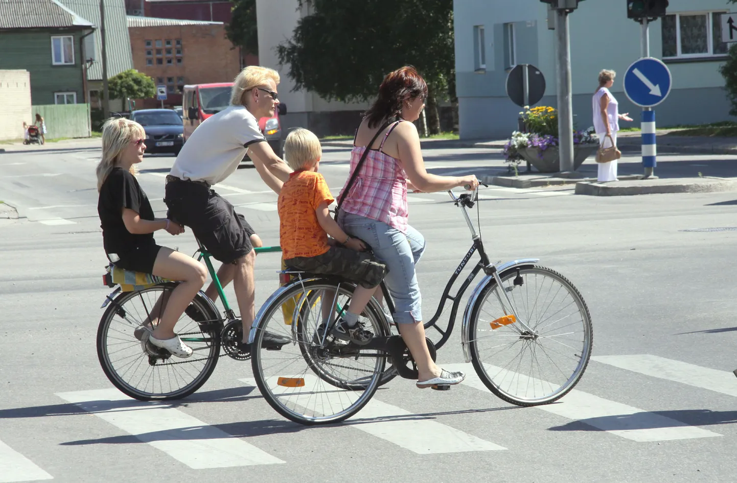 Uus liiklusseadus lubab tänava ületamisel ratta selga jääda.