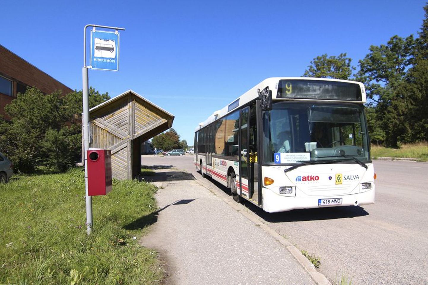 Kõige sagedamini näeb politseimaja ees asuvas Kirikumõisa bussipeatuses bussi number 9, mis hakkab hoolt kandma ka selle eest, et inimesed nädalavahetuseti õigeks ajaks etendusele jõuaksid.