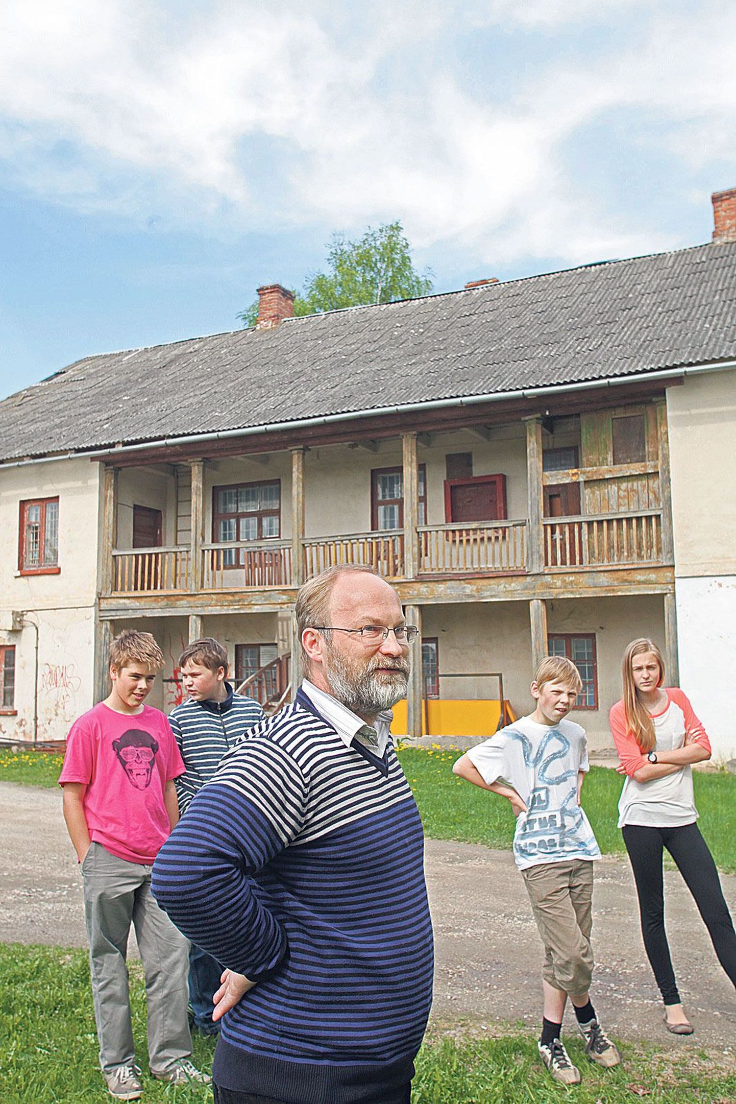 Tamme gümnaasiumi direktor Vallo Reima näitab kooli õpilastele omaaegse mõisa peahoonet, mille olemasolust ei ole suuremal osal tartlastest aimugi.
