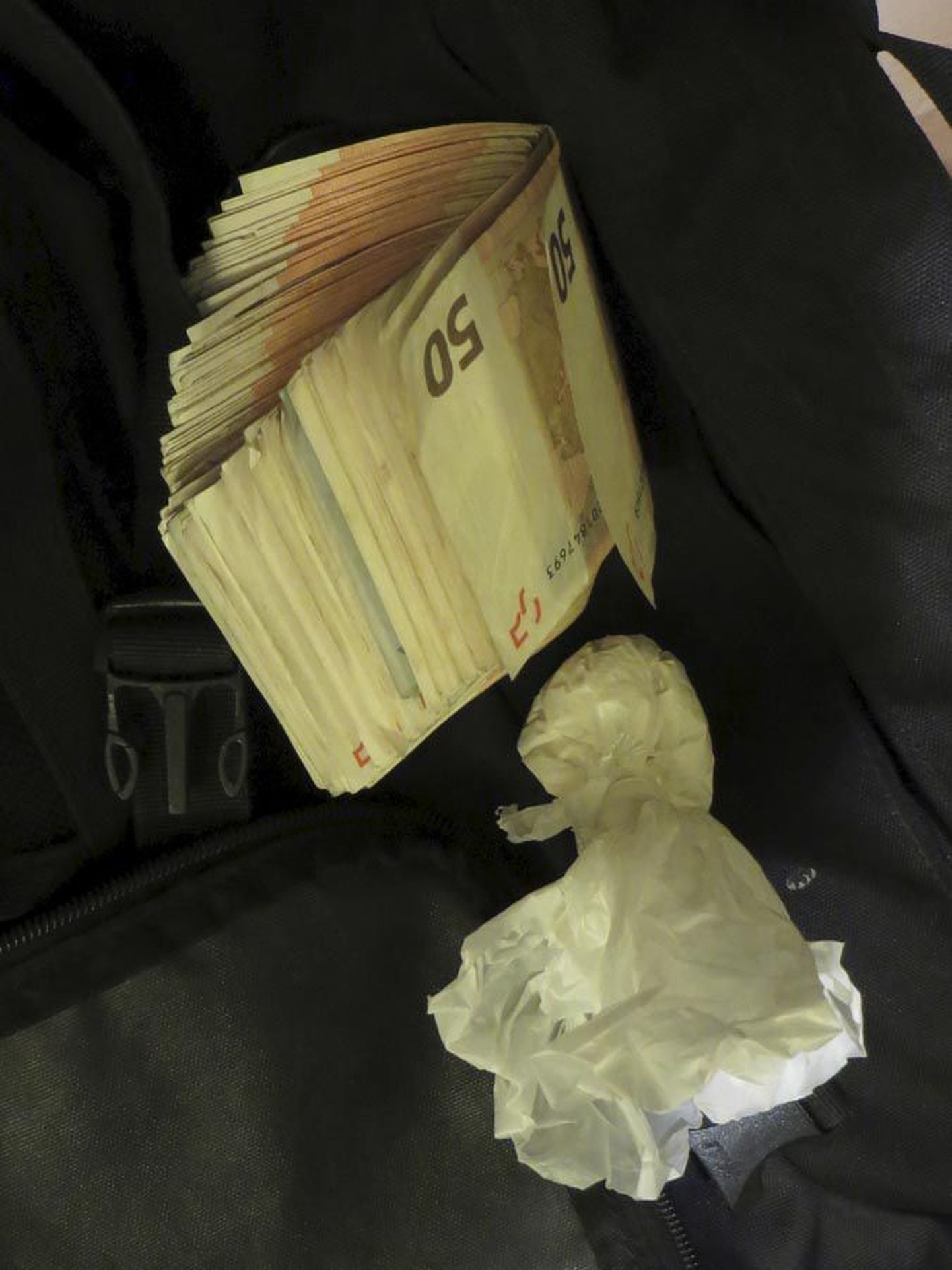 Politseinikud leidsid Manuel Scandiuzzilt läbiotsimise käigus ligi 19 grammi narkootilist ainet ja 5375 eurot sularaha. Lisaks avastati Itaalia kodaniku telefonist pilt, millel on näha pliidile tõmmatud kokaiinitriibud.