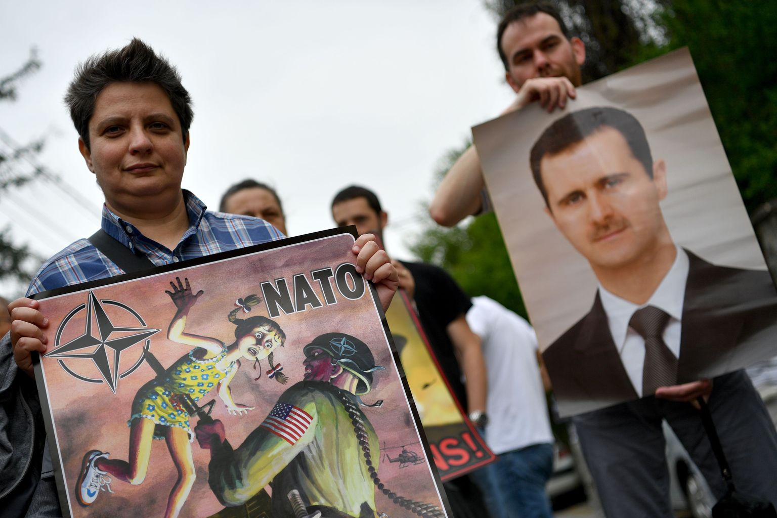 Süüria presidendi Bashar al-Assadi toetajad Damaskuse tänavatel NATO ja lääne vastu meelt avaldamas.
