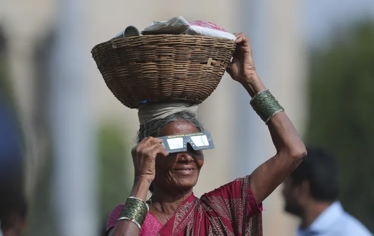 Päikesevarjutuse vaatamine Indias Hyderabadis.