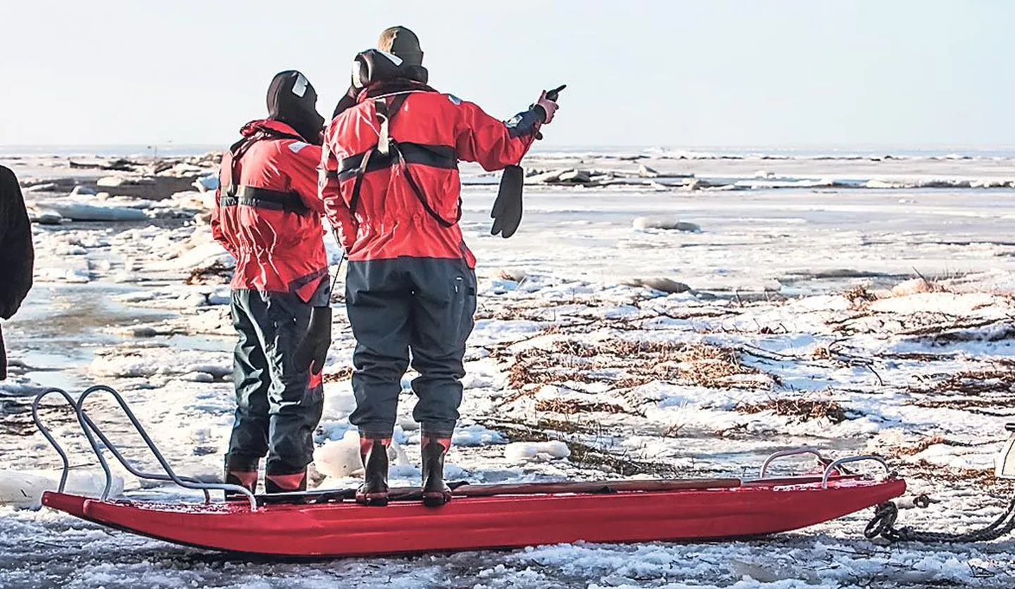 Merepäästjad jälgisid eile jääl olnud kalastajaid kaldalt ja olid vajadusel valmis appi tõttama.