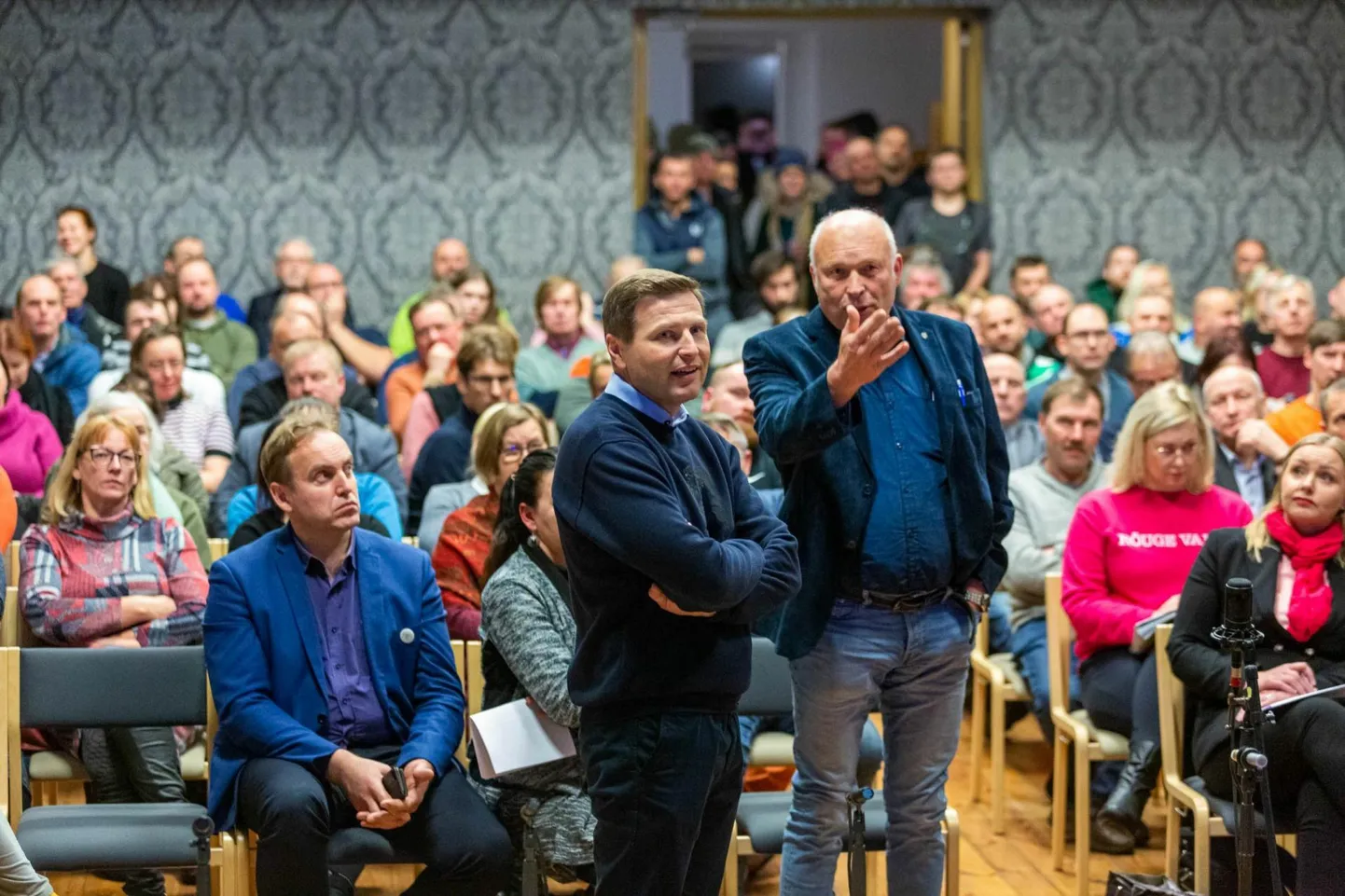 Kaitseminister Hanno Pevkuri (seisab vasakul) valitsusse toodud plaani järgi makstakse neljale Võrumaa omavalitsusele seoses Nursipalu polügooni laiendamisega 10 miljonit eurot. Rõuge volikogu esimees Mati Kuklane (seisab paremal) peab seda ebaõiglaselt väikseks rahaks.