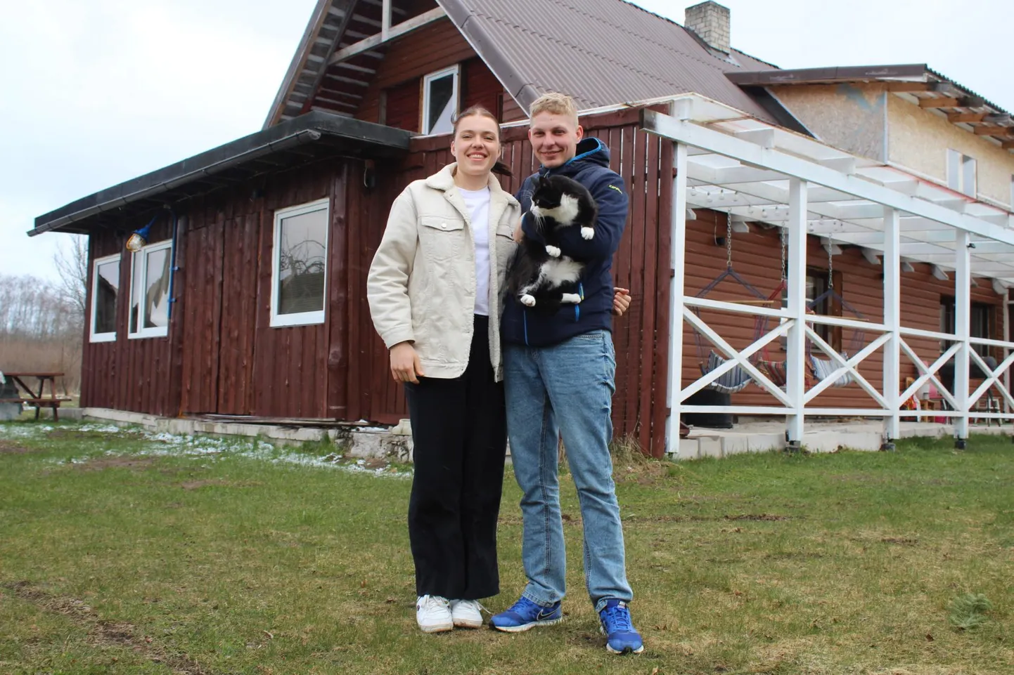 Ervin Orgmets ja Agneta Maria Kallas Unukse külas elumaja ees.
