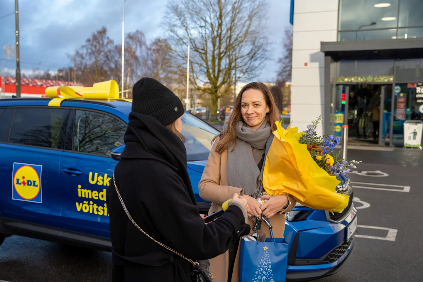 Tartlanna Tiina Tederile anti Lidli jõulukampaaniaga võidetud Škoda sõiduauto üle hoopis pealinnas.