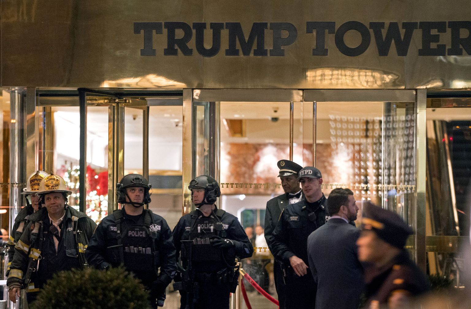 Päästetöötajad ja politseinikud Trump Toweri ees.