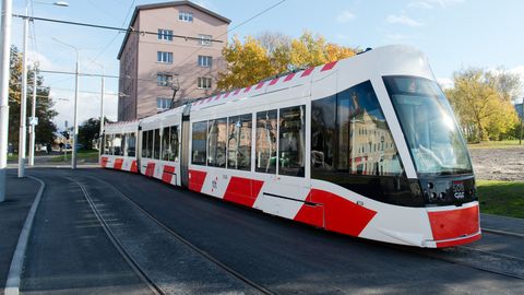 Tallinnas sõitis tramm rööbastelt maha, liiklus on mõneks tunniks katkenud