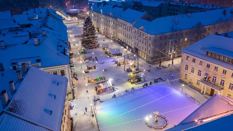 На Тартуской ратушной площади разбирают Городок света, каток остается открытым