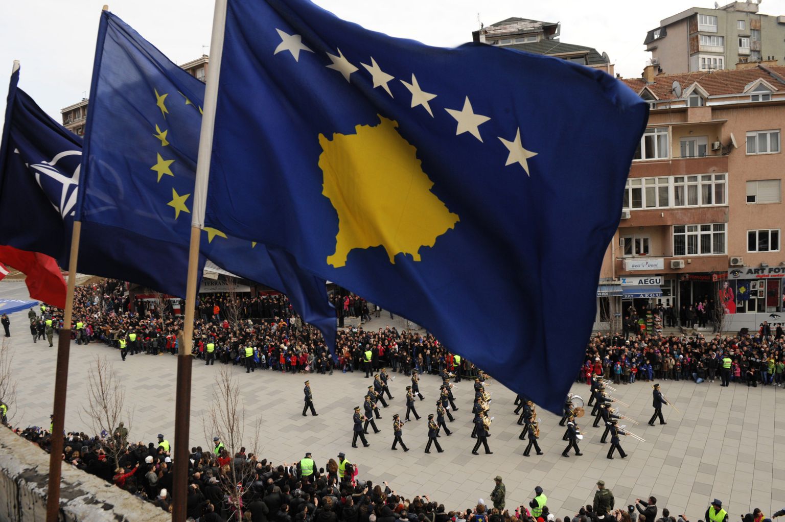 Sõjaväeparaad Kosovos, mille elanikonna valdav enamus on suured NATO austajad.