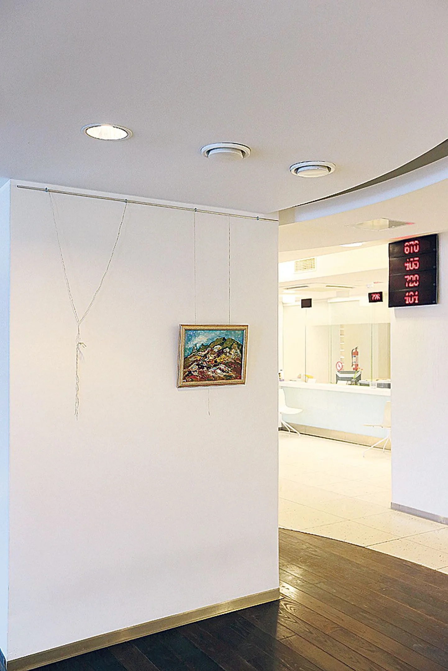Maali «Norra tundra» kõrval on näitusel kliinikumi peahoones tühi koht.