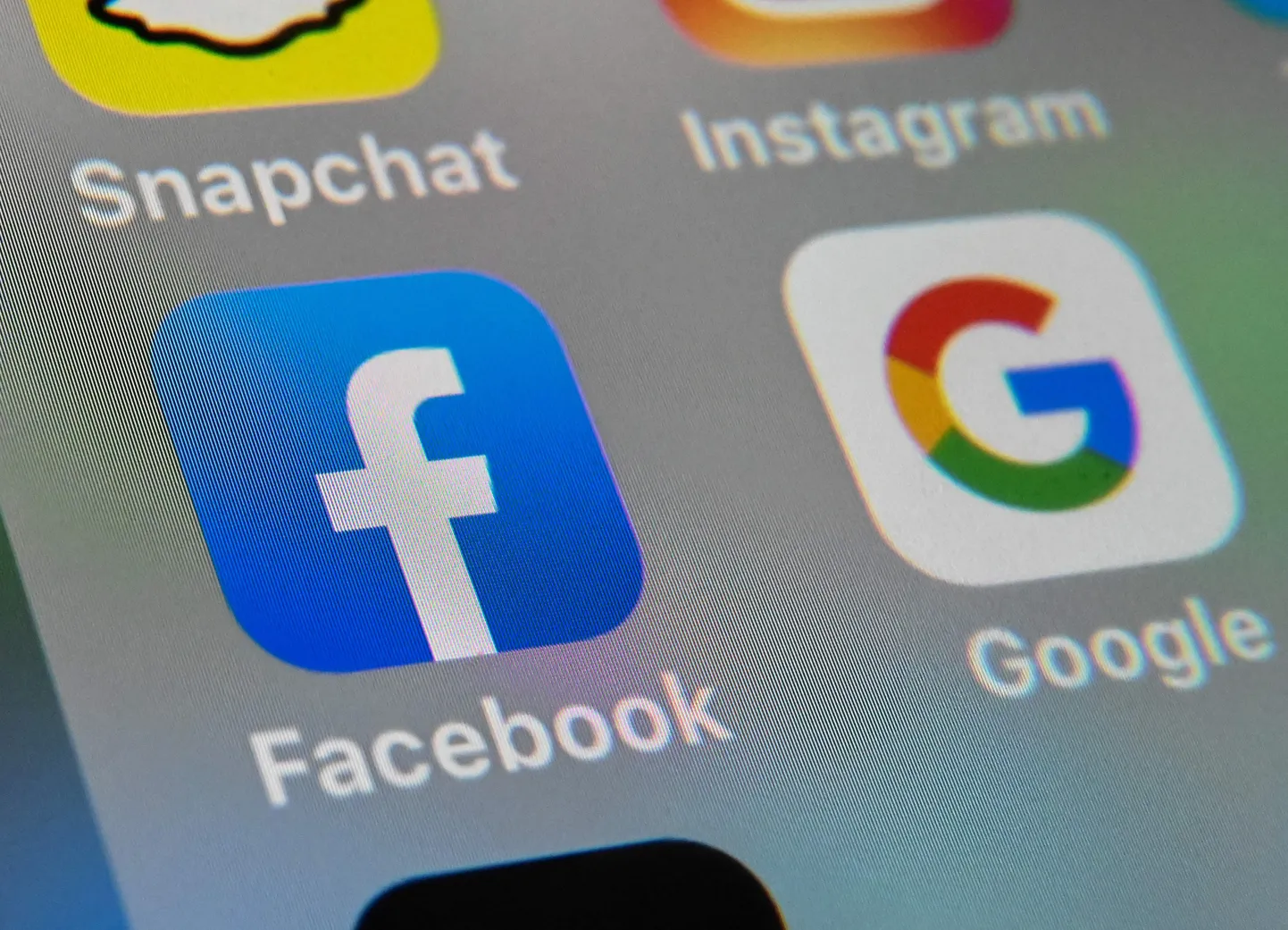 Facebooki ja Google mobiilirakenduste logod.