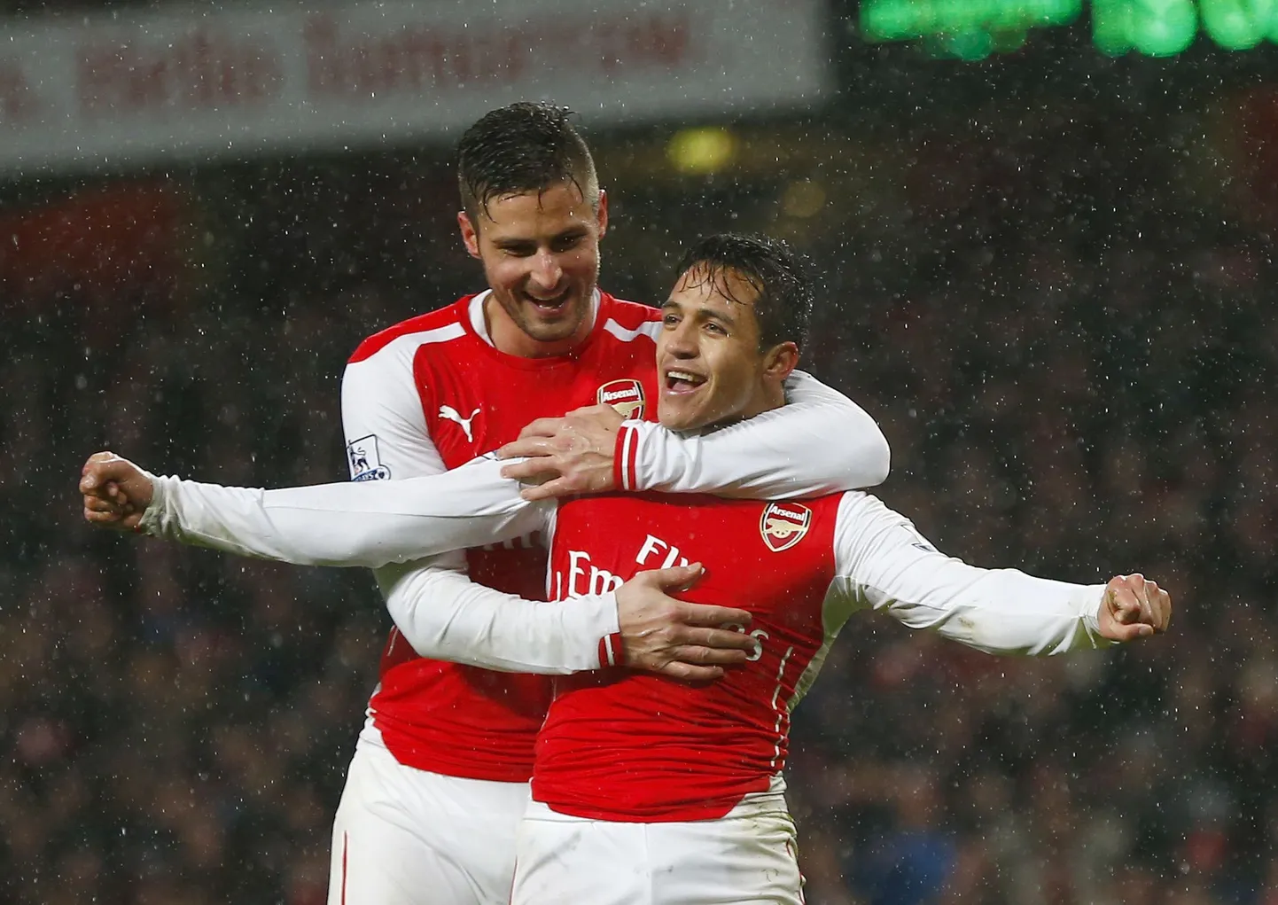 Alexis Sanchez (esiplaanil) koos Olivier Giroud'ga väravat tähistamas.