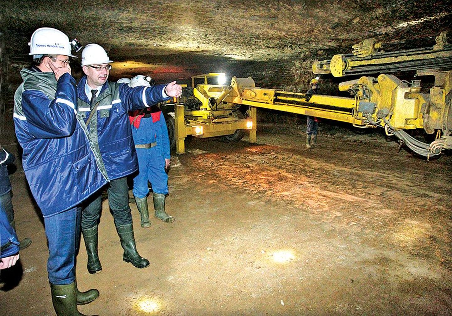 Руководитель шахты «Оямаа» Маргус Коттизе (справа) рассказал президенту Тоомасу Хендрику Ильвесу, что сейчас шахта заработала на полную мощность — здесь можно добывать до 200 000 тонн сланца в месяц.