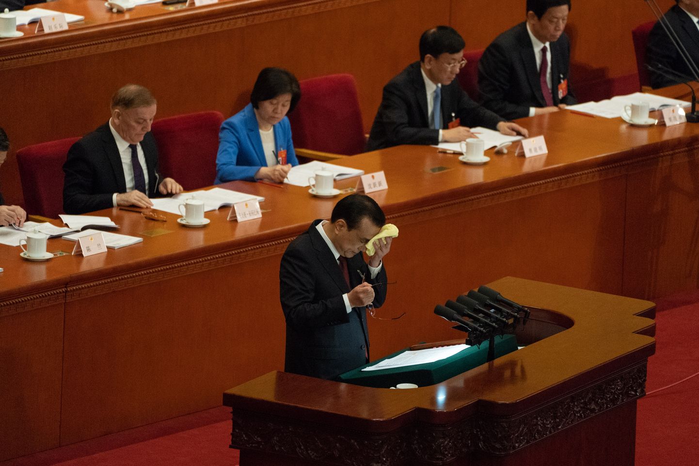 Hiina peaminister Li Keqiang enne kõne alustamist nägu pühkimas.
