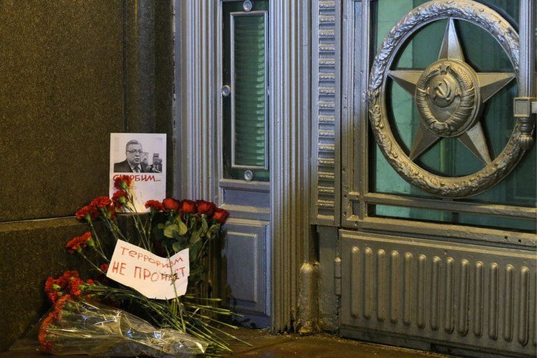 Lilled Venemaa välisministreeriumi ees Moskvas, mälestamaks Ankaras tapetud suursuursaadik Andrei Karlovi. FOTO: Dmitry Serebryakov/TASS/Scanpix