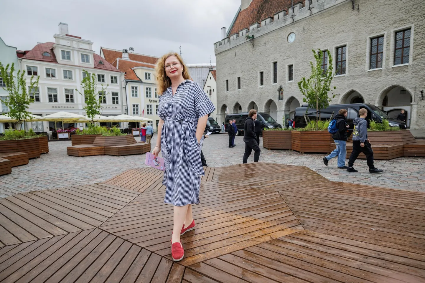 Tallinn vanalinnapäevade peakorraldaja peakorraldaja Annely Pantalon Raekoja platsil, kus saab tänavu lihtsalt niisama mugavalt aega veeta.