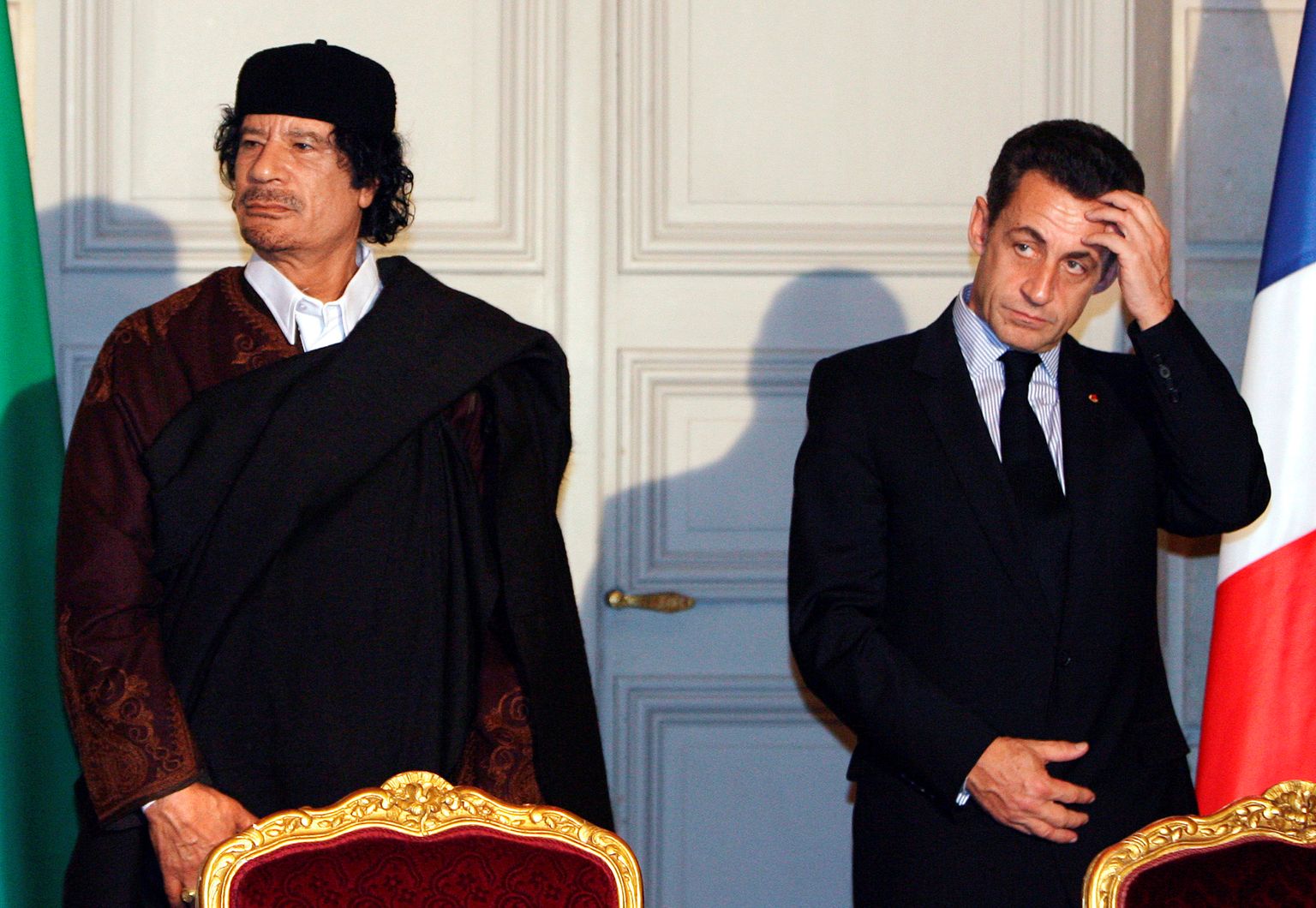Muammar Gaddafi (vasakul) ja Nicolas Sarkozy.