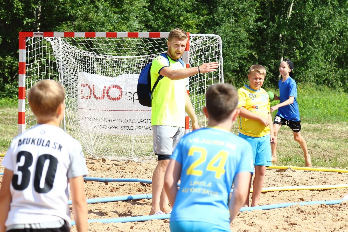 Viljandi noored kuulasid Alatskivi etapil Saksamaal mängiva Eesti koondise väravavahi Rasmus Otsa õpetussõnu.