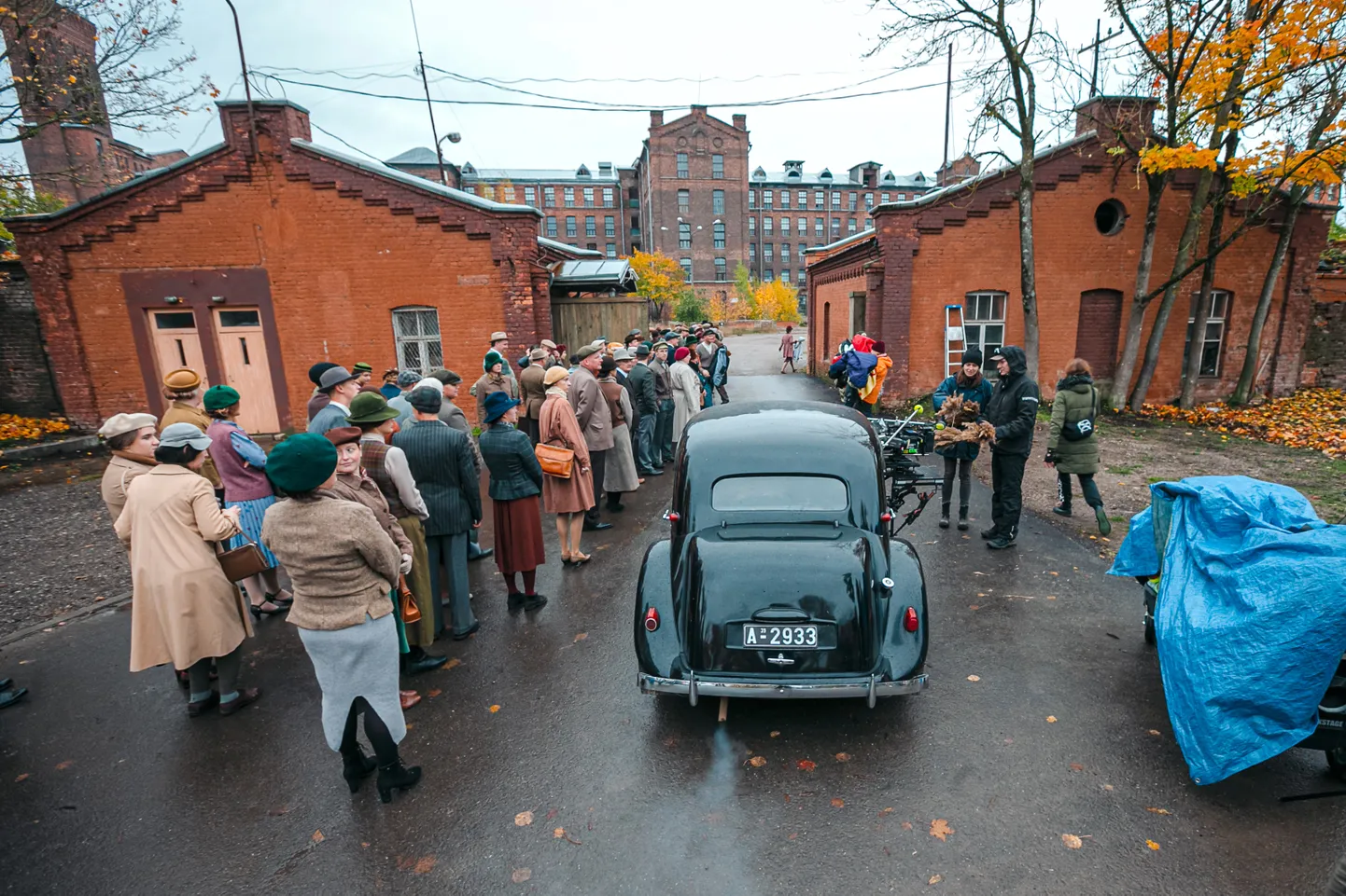 Минувшей осенью в Нарве на "Кренгольме" проходили съемки шпионского триллера "O2", в ходе которых снимались также массовые сцены. Вируский кинофонд профинансировал этот фильм с бюджетом два миллиона евро на сумму 80000 евро.