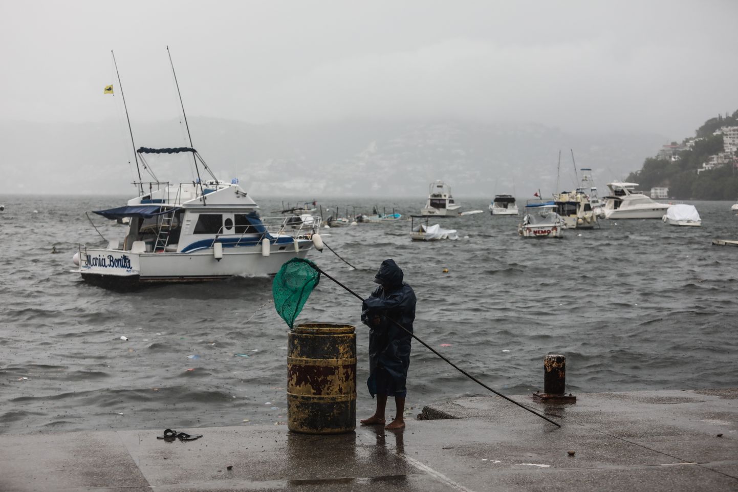 Mehhiko Vaikse ookeani ranniku lähedal moodustus hooaja esimene orkaan Enrique, mis toob tugevaid tuuli ja ränki vihmasadusid ka maismaale.