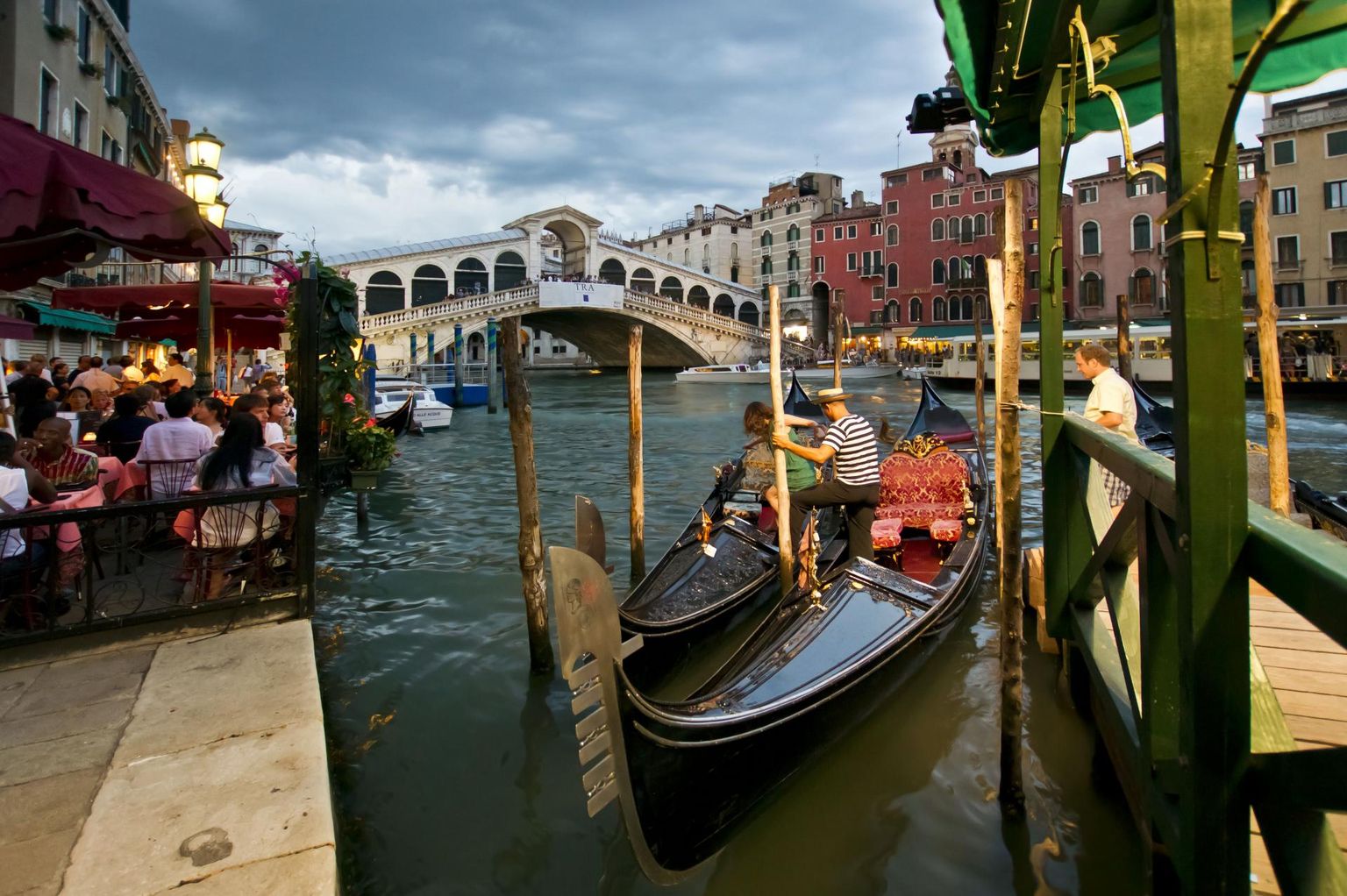Rialto sild on Veneetsiat külastavate turistide seas äärmiselt populaarne vaatamisväärsus. Kui veel mõnikümmend aastat tagasi oli selle ümbrus üks tihedama asustusega linnaosi, siis turistide arvu kasvuga samas taktis on see kant nüüdseks kohalikest peaaegu tühjaks jooksnud. 