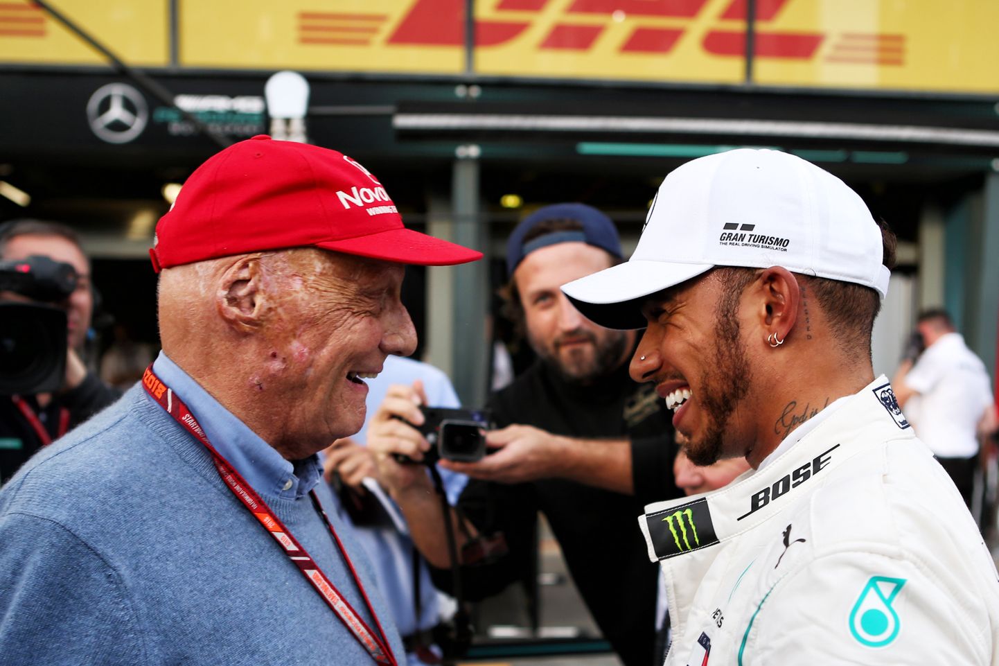 Niki Lauda ja Lewis Hamilton.