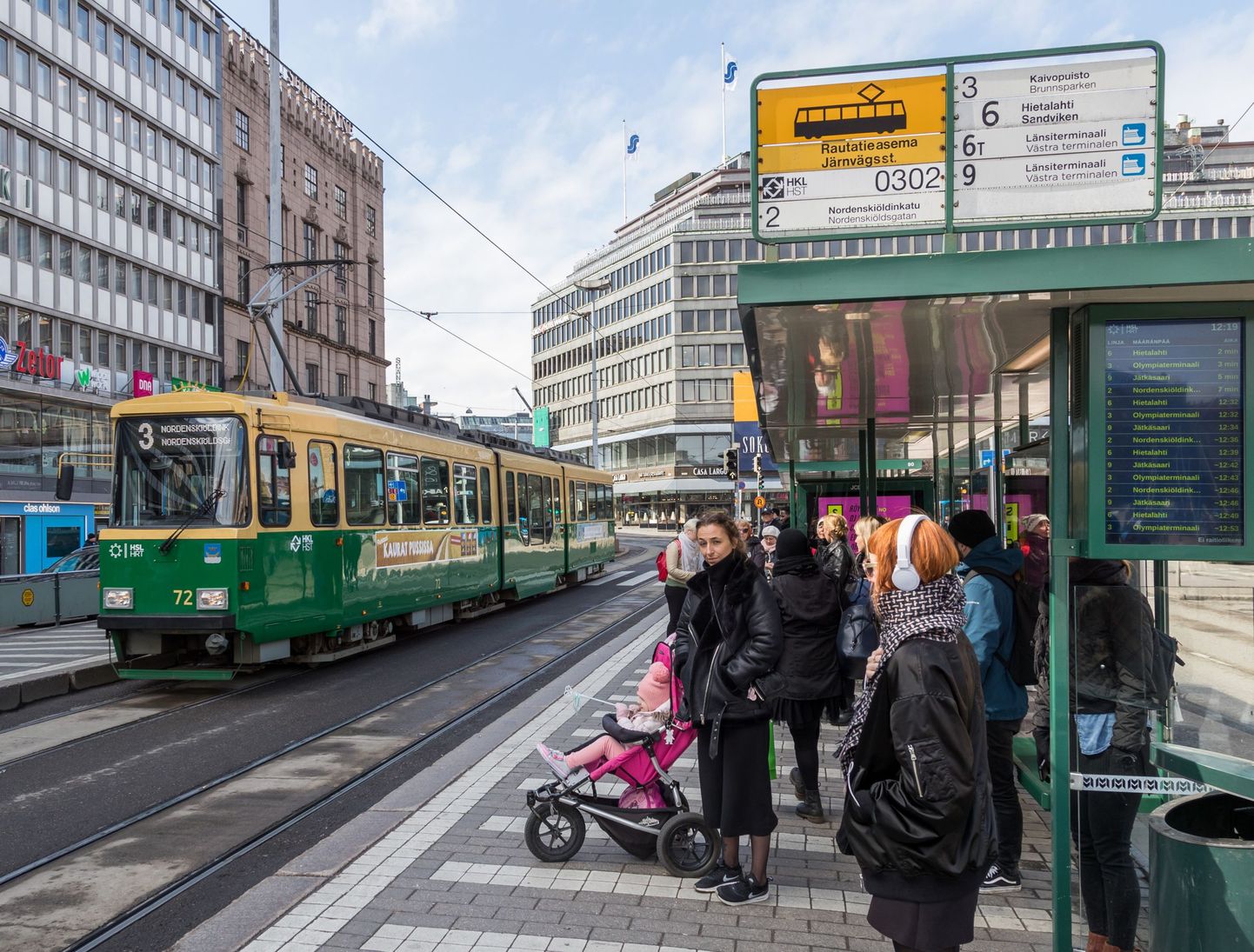 Трамвай на улицах Хельсинки. Иллюстративное фото.