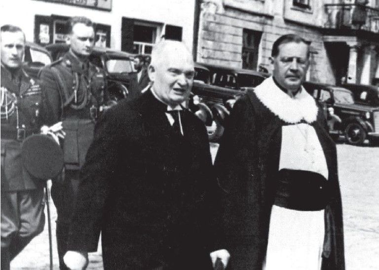 Piiskop Rahamägi (paremal) saavutas 1934. aastal selle, et riigivanem Konstantin Päts tõstis luterliku kiriku riigikiriku staatusesse.