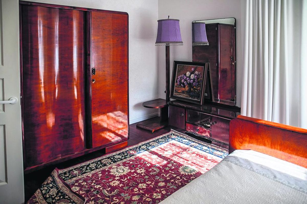 Платяной шкаф с причудливо изогнутыми дверцами привезен из дома, где Аарне Салувеэр провел свое детство. 