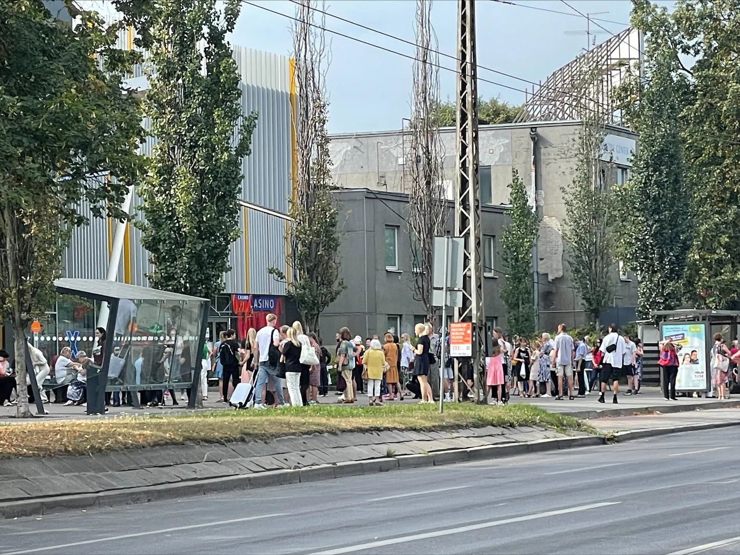 Из торгового центра эвакуировали людей.