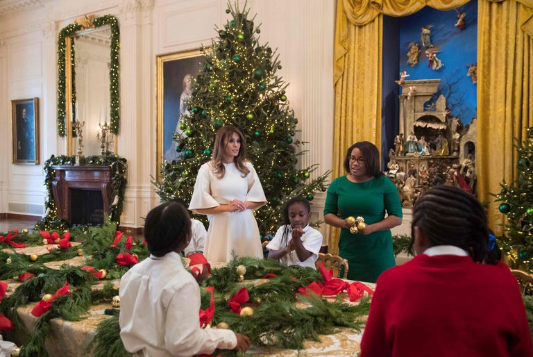 USA esileedi Melania Trump lastega jõulupärgi valmistamas