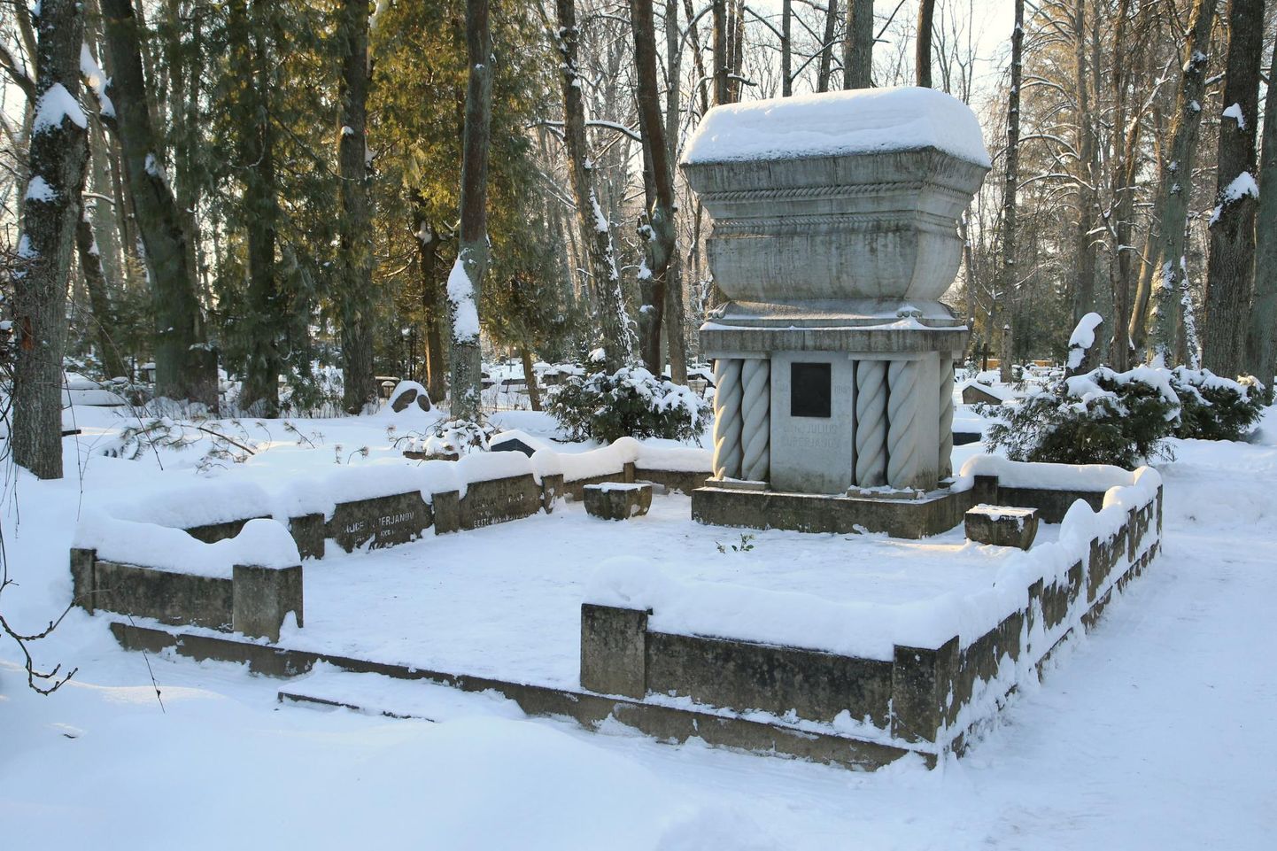 Julius Kuperjanovi hauale Raadi kalmistul tõid tudengid Nõukogude võimu ajal küünlaid, et väljendada oma protestimeelt.