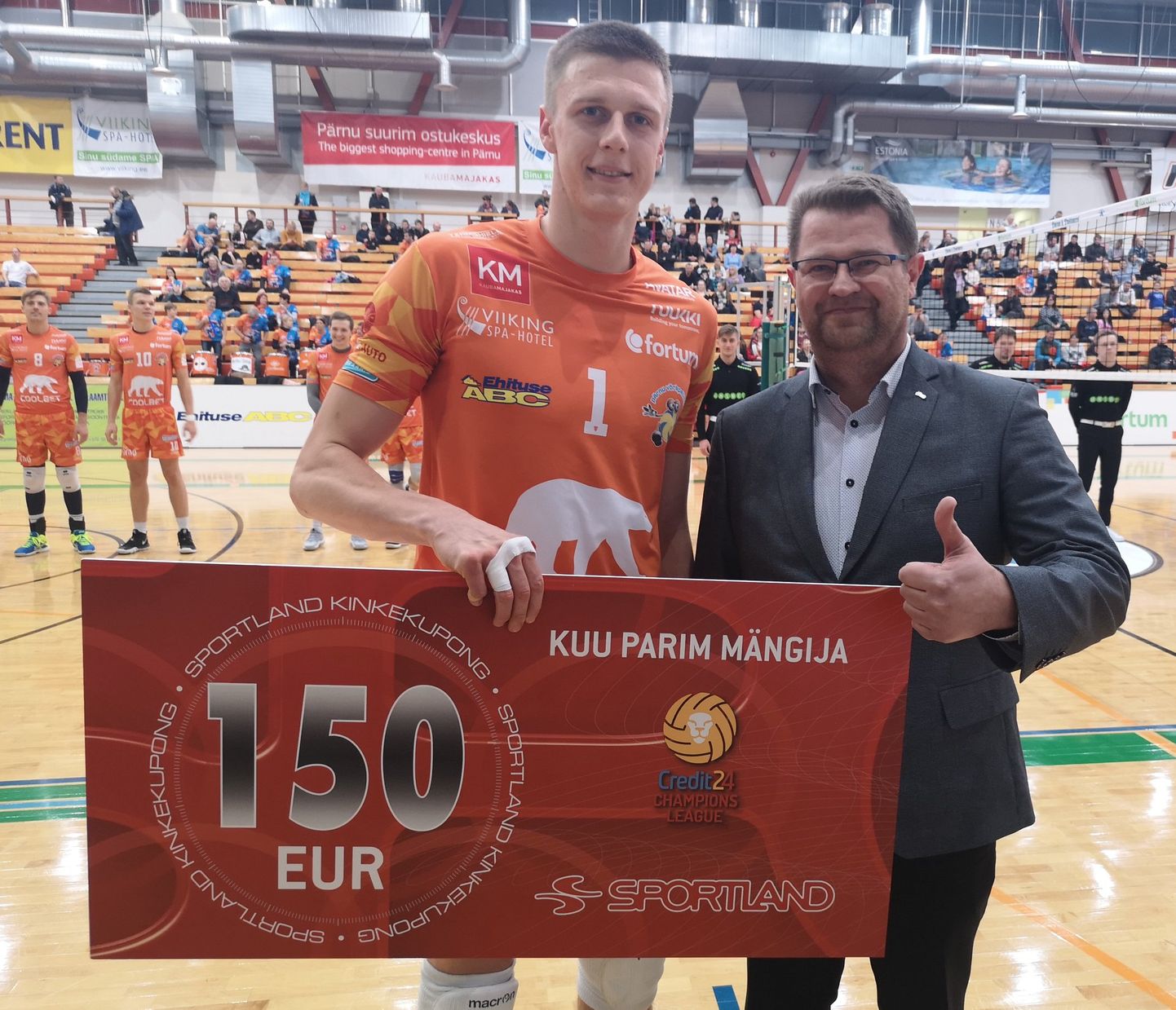 Põhiturniiri viimase kodumängu eel andis Kovaljovile auhinna üle Pärnu abilinnapea Marko Šorin.