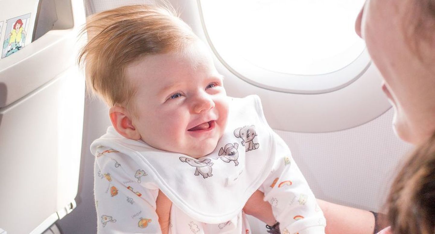 Ребенок в самолете.