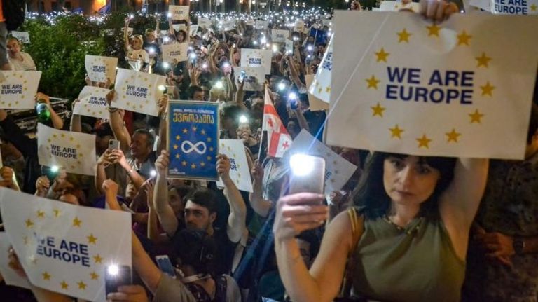 В Грузии, как показывают опросы, абсолютное большинство населения выступает за будущее страны в Европейском союзе.