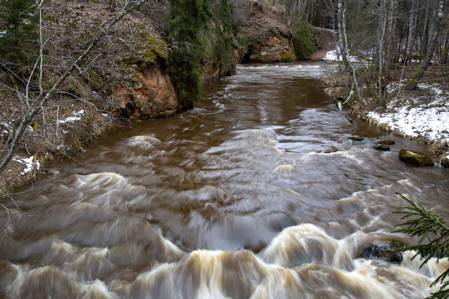 Amatas upe pavasarī.