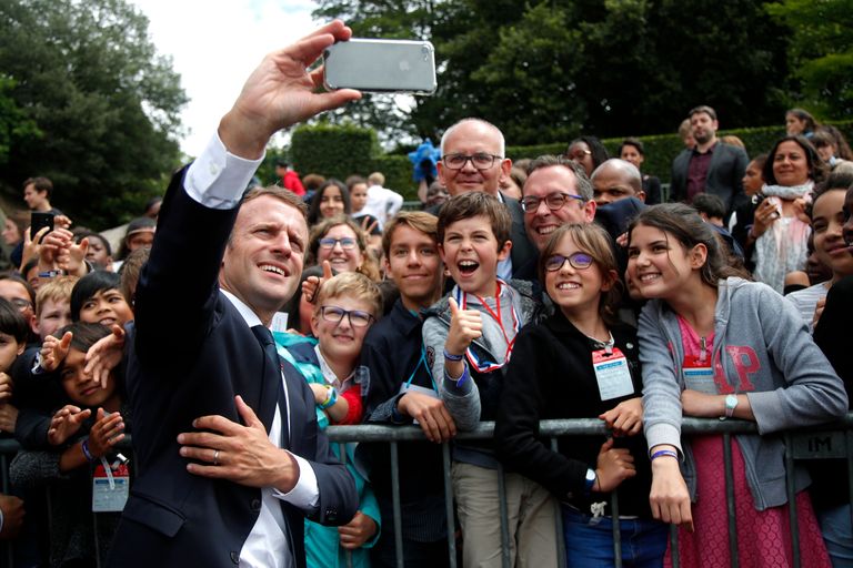 Prantsuse president Emmanuel Macron kindral Charles De Gaulle'i kuulsa raadiokõne 78. aastapäeval tegemas koos rahvaga selfit